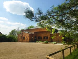 séminaire à la campagne dans une salle en bois 